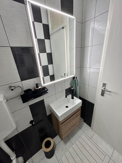 נאום Beautiful Fully Renovated Apartment By The Sea, Large Balcony With Enchanting Views מראה חיצוני תמונה