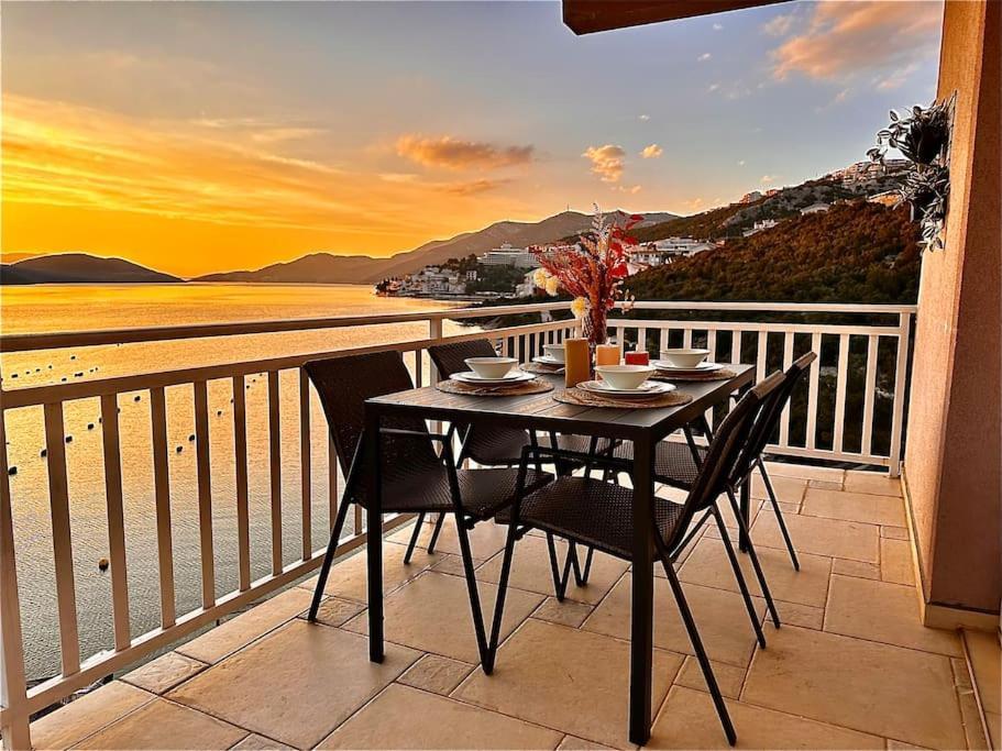 נאום Beautiful Fully Renovated Apartment By The Sea, Large Balcony With Enchanting Views מראה חיצוני תמונה