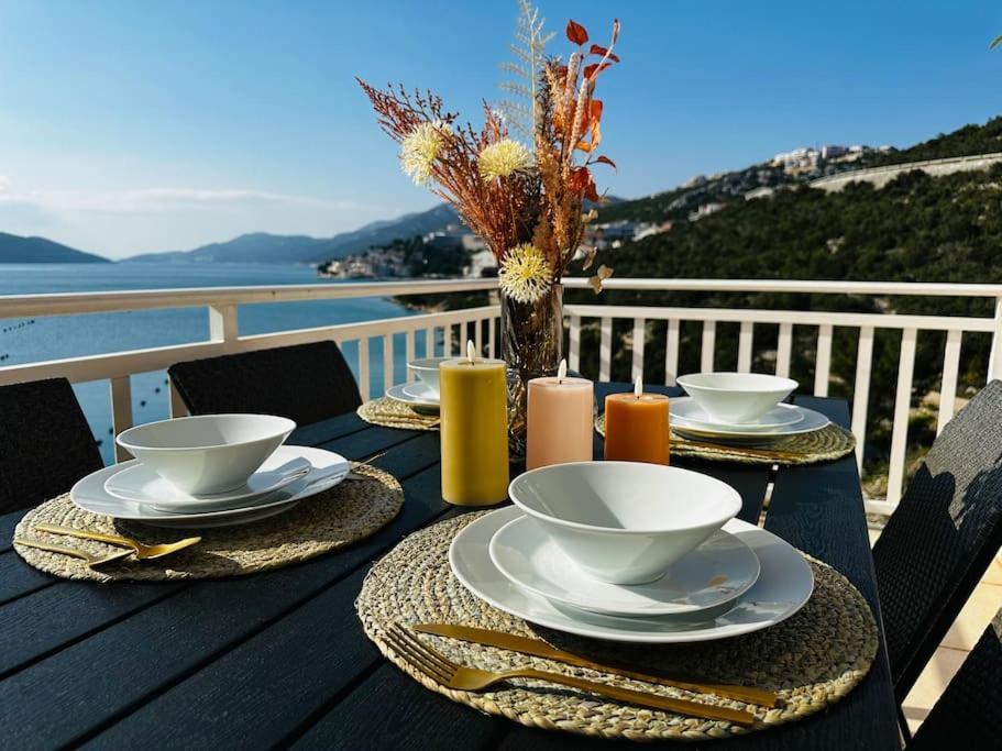 נאום Beautiful Fully Renovated Apartment By The Sea, Large Balcony With Enchanting Views מראה חיצוני תמונה