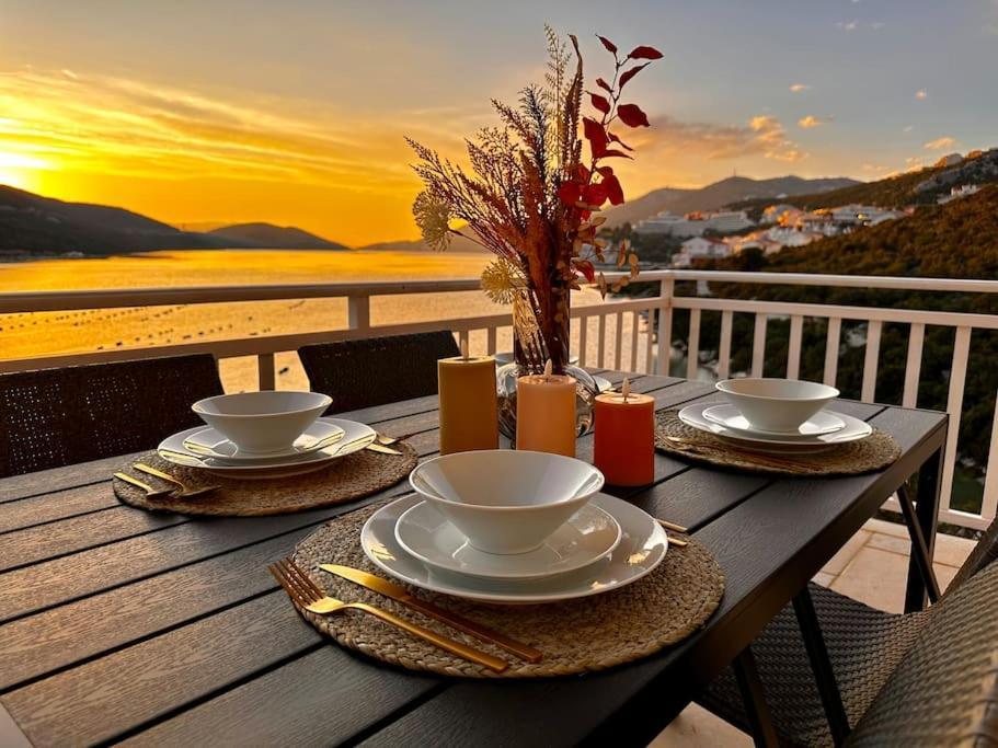 נאום Beautiful Fully Renovated Apartment By The Sea, Large Balcony With Enchanting Views מראה חיצוני תמונה