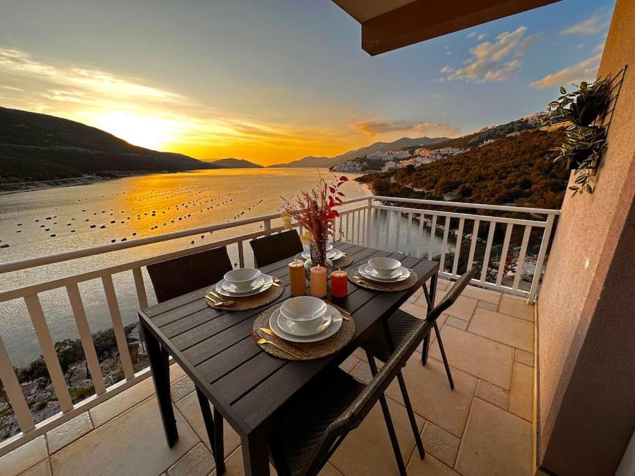 נאום Beautiful Fully Renovated Apartment By The Sea, Large Balcony With Enchanting Views מראה חיצוני תמונה