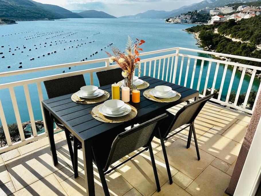 נאום Beautiful Fully Renovated Apartment By The Sea, Large Balcony With Enchanting Views מראה חיצוני תמונה