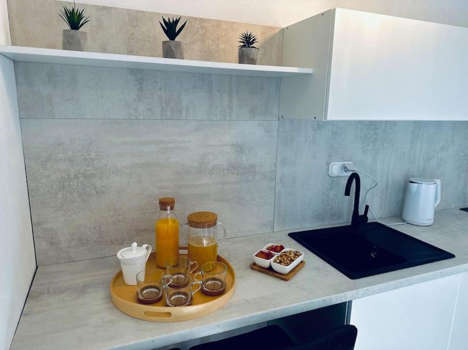 נאום Beautiful Fully Renovated Apartment By The Sea, Large Balcony With Enchanting Views מראה חיצוני תמונה
