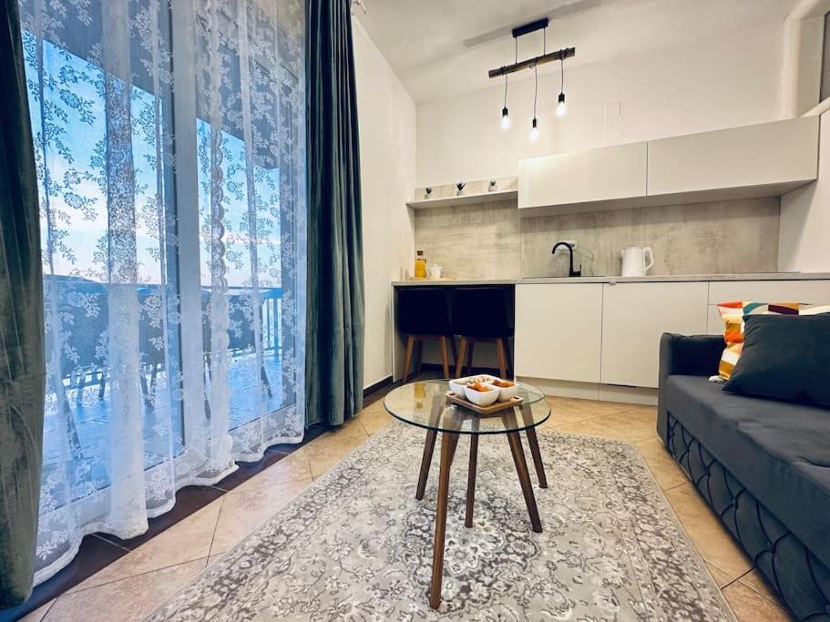 נאום Beautiful Fully Renovated Apartment By The Sea, Large Balcony With Enchanting Views מראה חיצוני תמונה